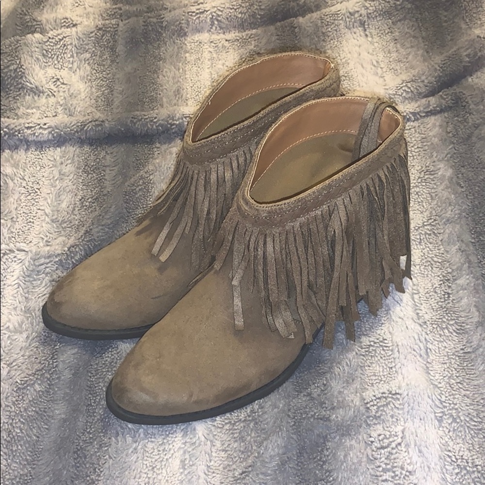 Cute ankle booties with fringe 🥰😒
